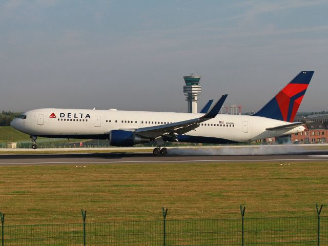 BOEING 767-300 (N152DL) - Passerelle spotter 07 R-25 L. From New-York KJFK.