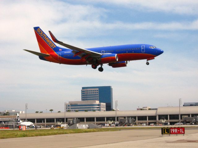 Boeing 737-700 (N446WN) - LANDING ON RWY 19R