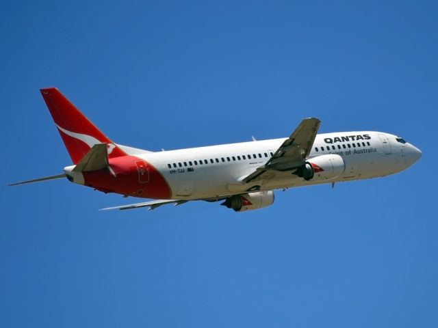 BOEING 737-400 (VH-TJJ) - Getting airborne off runway 23. Monday 19th December 2011.