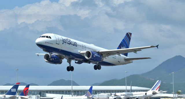 Airbus A320 (N594JB) - Off on 28 in a Whole Lotta Blue skys.