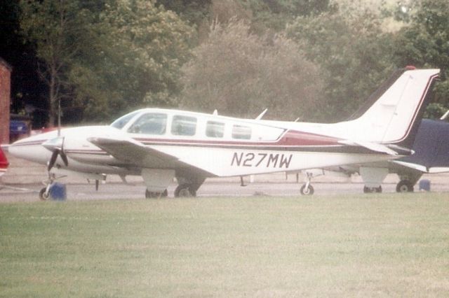 Beechcraft Baron (58) (N27MW) - Seen here in Oct-99.  Exported to Paraguay 7-Apr-10 where it became ZP-BBC.