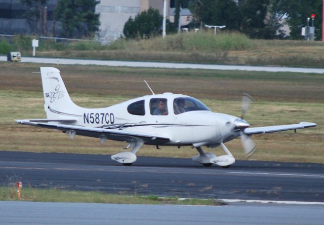 Cirrus SR-22 (N587CD)