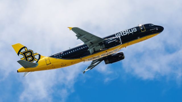 Airbus A320 (N632JB) - Jet Blue Bosten Bruins Bear Force One climbing out of TNCM ST Maarten. 