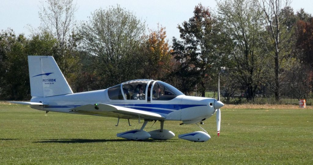RANS S-19 Venterra (N258DK) - Taxiing for departure is this 2011 Allyn Kaste Rans S-19 Venterra Experimental in the Autumn of 2022.