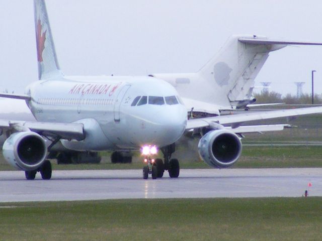 Airbus A320 (C-GARJ) - taxiing to threshhold of 32