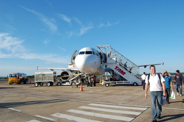— — - TAM passengers deplane onto the ramp at Foz do Iguacu, Brazil