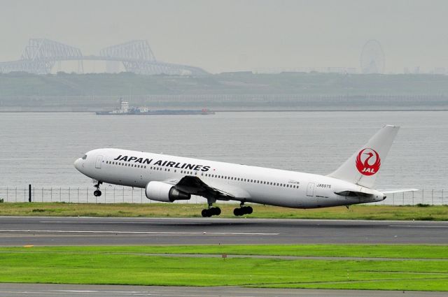 BOEING 767-300 (JA8975) - Long Take Off