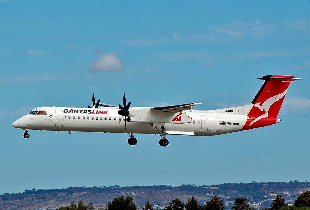 de Havilland Dash 8-400 (VH-QOM) - QANTAS LINK (SUNSTATE AIRLINES) - BOMBARDIER DHC-8-402 Q400 - REG VH-QOM (CN 4217) - ADELAIDE INTERNATIONAL AIRPORT SA. AUSTRALIA - YPAD (11/1/2015)