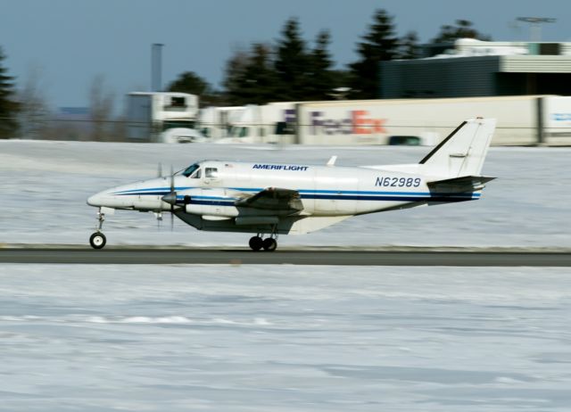 Beechcraft Airliner (N62989) - Leaving rwy 25 on 28-02-15