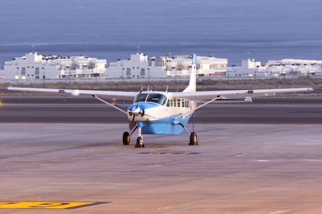 Cessna Caravan (N425HP) - Last night he came from Bangor U.S.A. after 14.30 hours of flight. Tonight he leaves for Santo Tome for as many hours of flight. Making the route Wichita-Bangor-Tenerife South -Santo Tome, on a delivery flight of this beautiful Cessna 208B Grand Caravan EX.