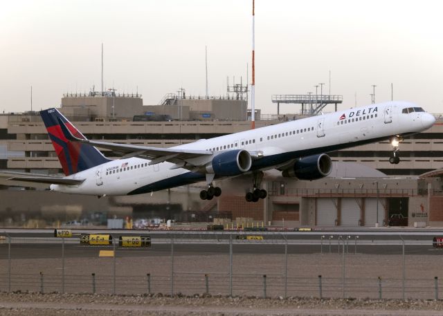 BOEING 757-300 (N582NW)