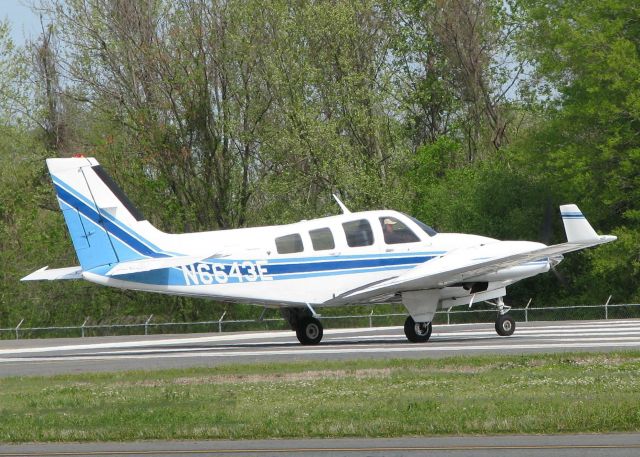 Beechcraft Baron (58) (N6643E) - Turning onto runway 14 for take off from the Shreveport Downtown airport.