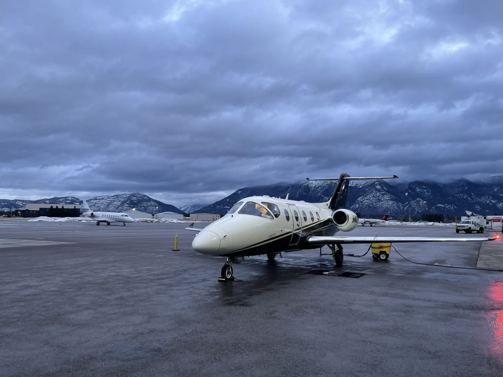 Beechcraft Beechjet (N467FL) - Waiting on passengers. 