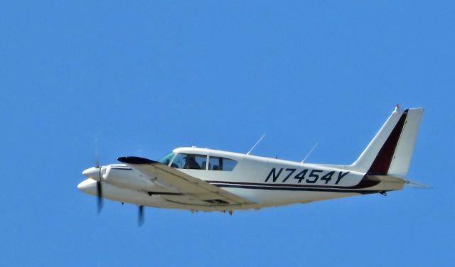 Piper PA-30 Twin Comanche (N7454Y)