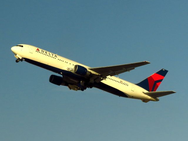 BOEING 767-300 (N144DA)