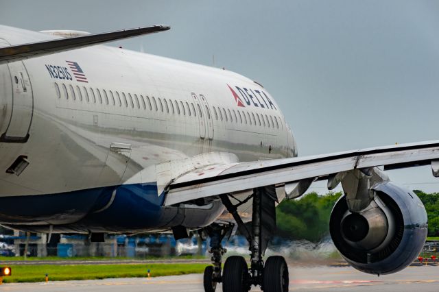 Airbus A320 (N325US)