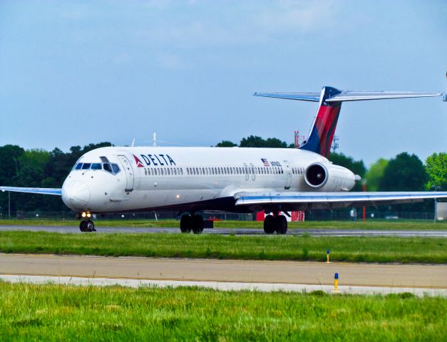 McDonnell Douglas MD-88 (N996DL)