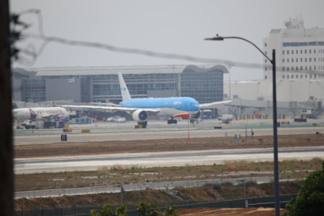 BOEING 777-300ER (PH-BVB)