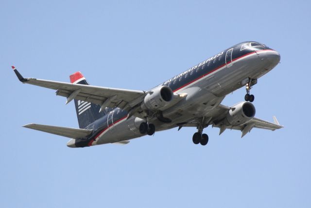 Embraer 170/175 (N819MD) - US Air Flight 3327 operated by Republic (N819MD) on approach to Sarasota-Bradenton International Airport following a flight from Reagan National Airport