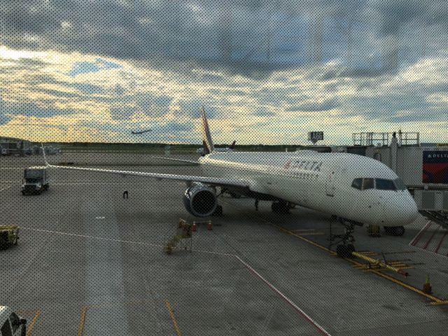 Boeing 757-200 (N6707A) - DL803 to Atlanta
