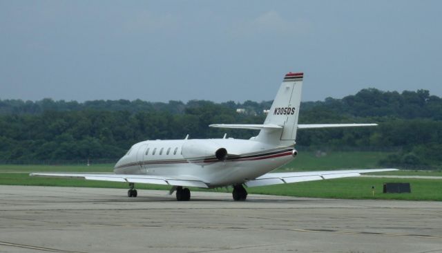 Cessna Citation Sovereign (N305QS) - taxiing for takeoff from Lunken Airport (Cincinnati)