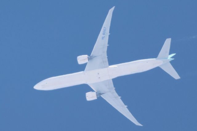 Boeing 777-200 (HL8007) - HL8007 Boeing B-777 3B5 ER Korean Air. De Boston BOS. vers Seoul ICN Altitude 9754 Mètres. Vitesse 820 KM/H. Survolant la ville de Lavaltrie QC. Le 19-03-2025 à12:56.