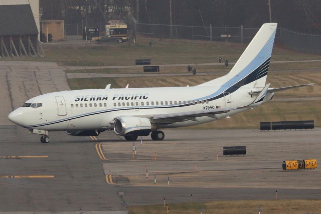 Boeing 737-500 (N709S) - 'Sierra Pacific 709' to Richmond pulling on to taxiway 'Echo'  (4/6)