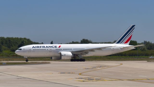 Boeing 777-200 (F-GSPJ) - Air France Boeing 777-228(ER) F-GSPJ in Paris Roissy 