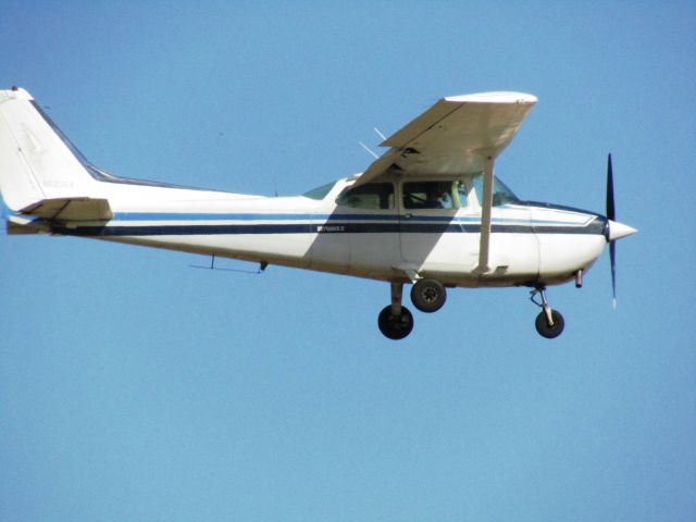 Cessna Skyhawk (N52364) - Landing RWY 20R