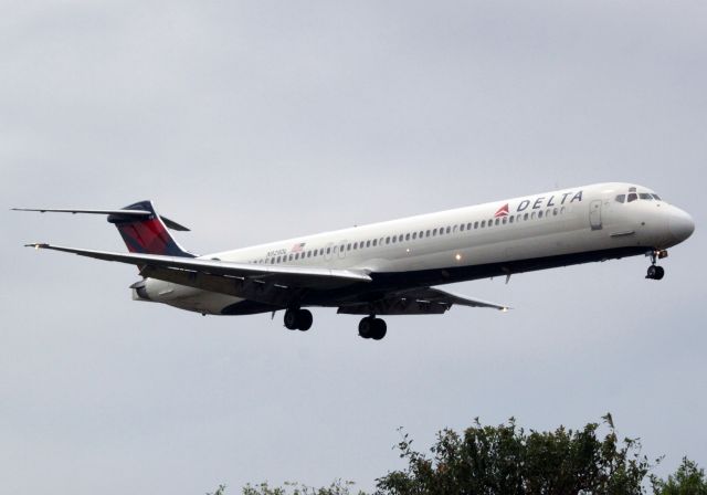 McDonnell Douglas MD-88 (N929DL) - Taken 8-18-2013