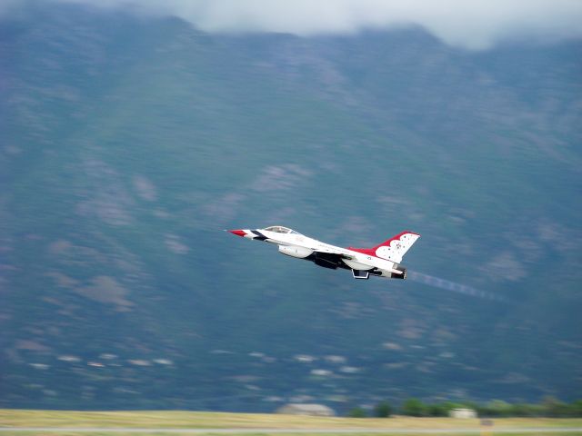 Lockheed F-16 Fighting Falcon —