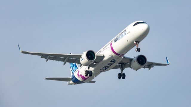 Airbus A321 (F-WWBZ)