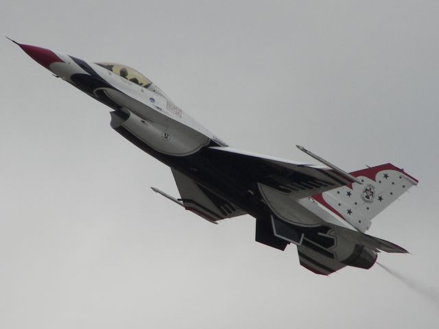 Lockheed F-16 Fighting Falcon — - MCAS Miramar Airshow 2007  San Diego, CA  Solo pilot #5 high alpha pass!