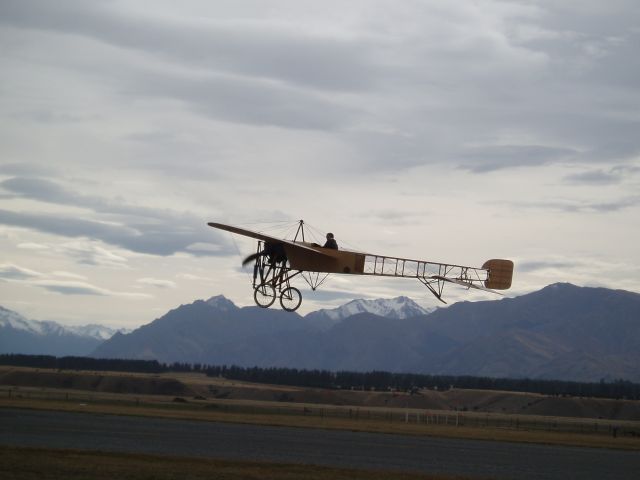 — — - Bleriot Replica Wanaka 2006