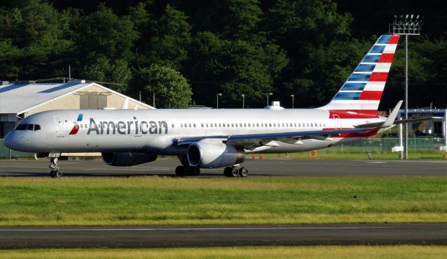 Boeing 757-200 (N185AN)