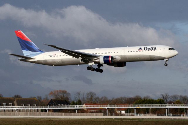 BOEING 767-400 (N834MH) - Arriving on 12-Dec-09 operating flight DAL10 from KATL.