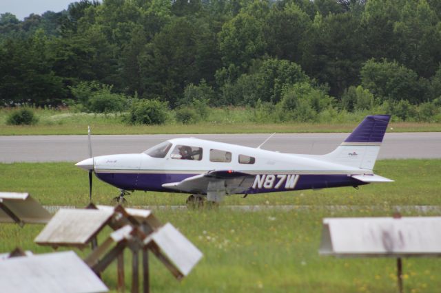 Piper Cherokee Arrow (N87W) - Taxiing 