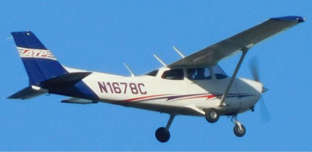 Cessna Skyhawk (N1678C) - N1678C at CVO 29th January 2019.