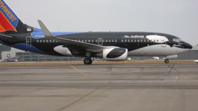 Boeing 737-700 (N713SW) - Taxiing to gate after landing