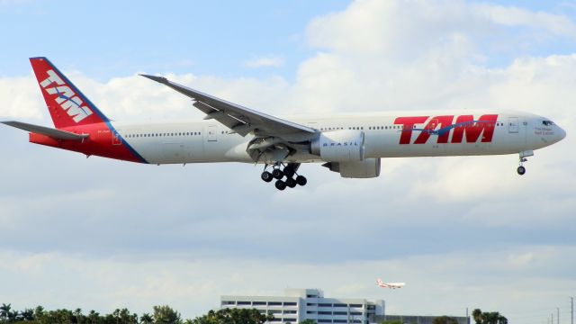 BOEING 777-300ER (PT-MUH)