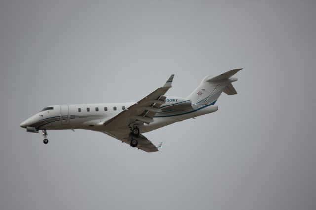 Bombardier Challenger 300 (N900WY) - Arrival 17R