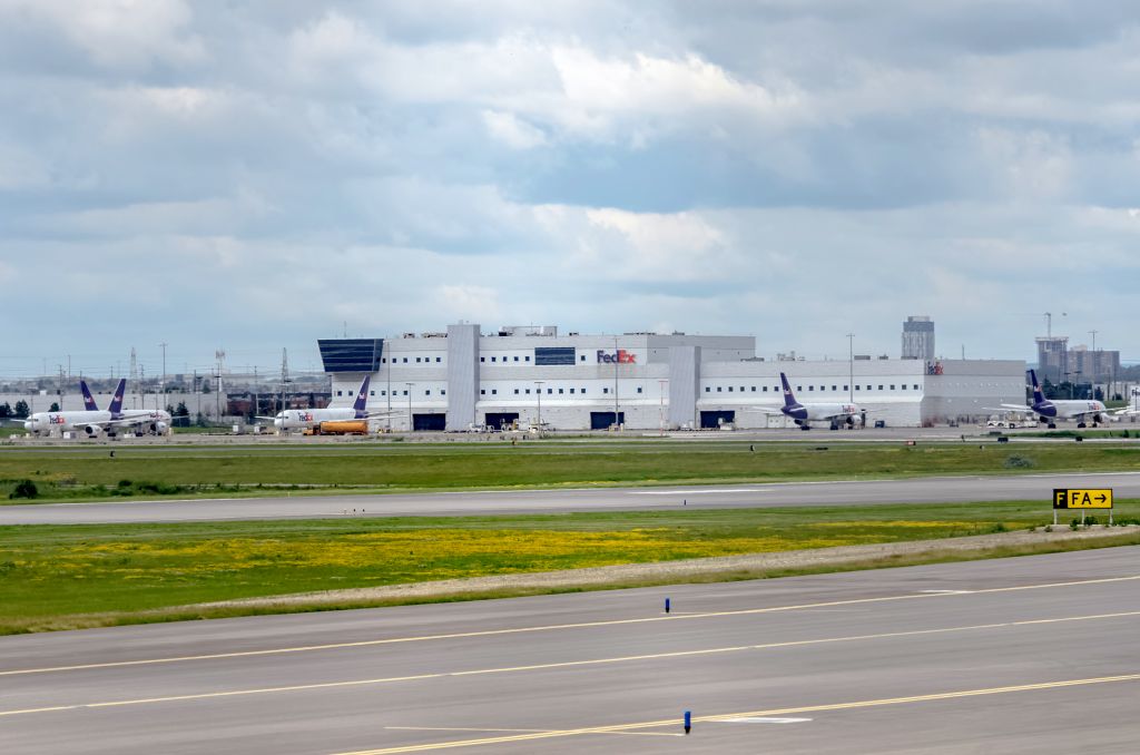 Boeing 757-200 (C-FMEK) - FedEx 757 x 5 weird in Toronto