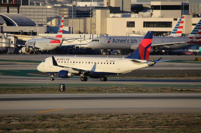 EMBRAER 175 (long wing) (N301SY)