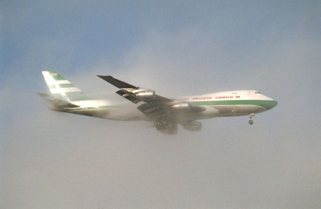 Boeing 747-200 (VR-HVY) - Final Approach to Narita Intl Airport Rwy34 on 1988/08/21