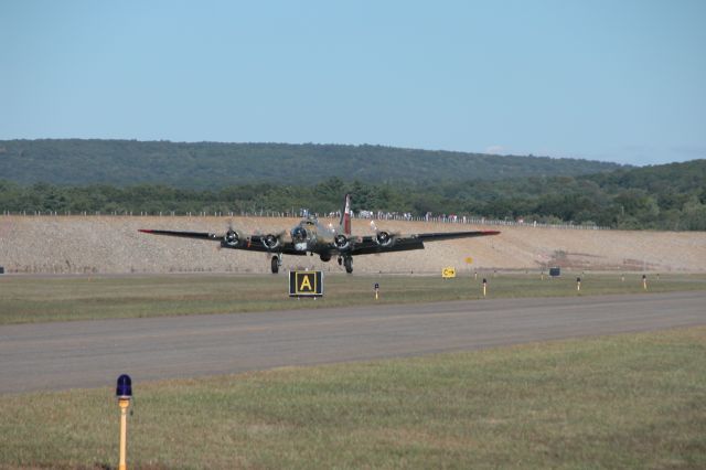 — — - B-17G lands at Windham Airport - KIJD - Sept 2005