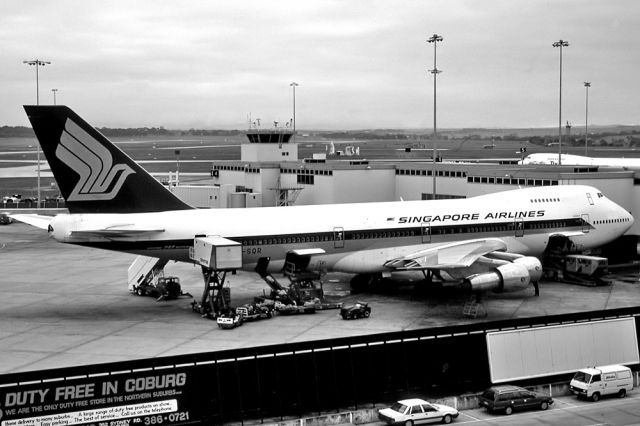 Boeing 747-200 (9V-SQR) - SINGAPORE AIRLINES - BOEING 747-212B - REG : 9V-SQR (CN 21943/475) - TULLAMARINE INTERNATIONAL AIRPORT MELBOURNE AUSTRALIA - YMML (15/6/1987)