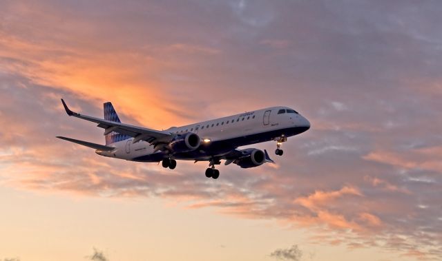 Embraer ERJ-190 (N228JB) - Sunrise arrival