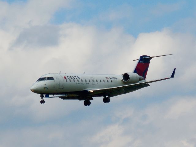 Canadair Regional Jet CRJ-200 (N8905F)