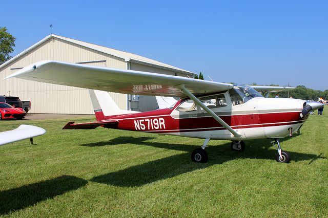 Cessna Skyhawk (N5719R) - Professional Aviation