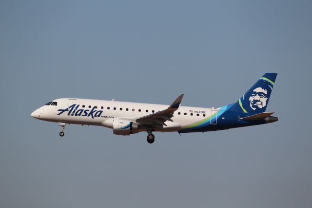 EMBRAER 175 (long wing) (N637QX)